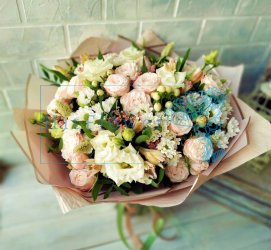 Букет цветов из: Розы, Альстромерии, Лизиантусы и Хризантемы