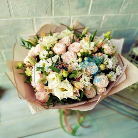 Букет цветов из: Розы, Альстромерии, Лизиантусы и Хризантемы