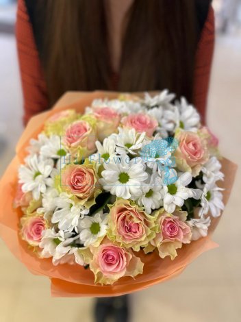 Букет цветов из: Хризантемы и Розы