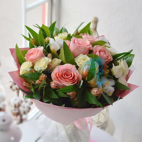 Букет цветов из: Розы и Альстромерии