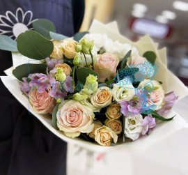 Букет цветов из: Лизиантусы, Альстромерии и Розы