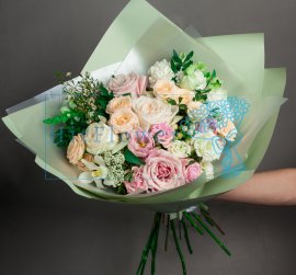 Букет цветов из: Розы, Лизиантусы и Гвоздики