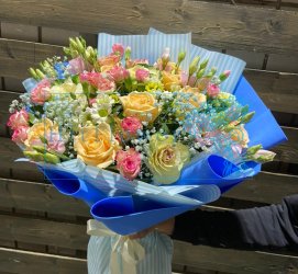 Букет цветов из: Розы, Лизиантусы и Хризантемы