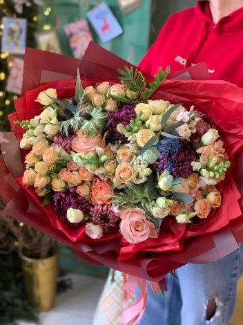 Букет цветов из: Розы, Хризантемы и Лизиантусы