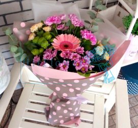 Букет цветов из: Розы, Гвоздики, Хризантемы и Герберы