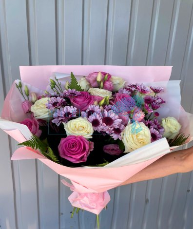 Букет цветов из: Розы, Лизиантусы и Хризантемы