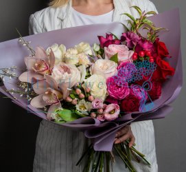 Элитный букет цветов из: Розы, Орхидеи и Лизиантусы