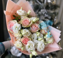 Букет цветов из: Розы и Лизиантусы